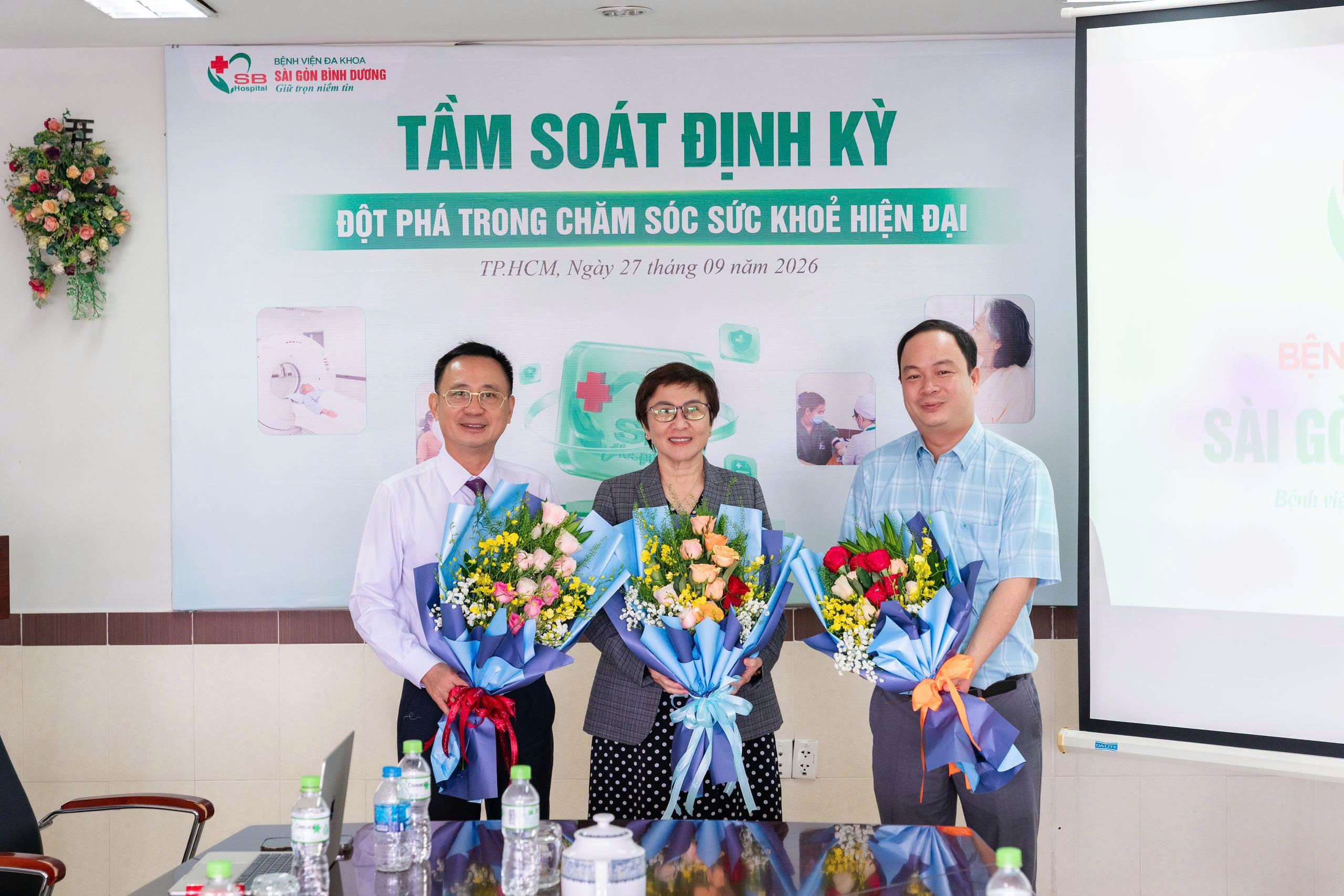 ban-giam-doc-benh-vien-chup-anh-luu-niem-cung-pgs-ts-bs-huynh-kim-phuong.jpg