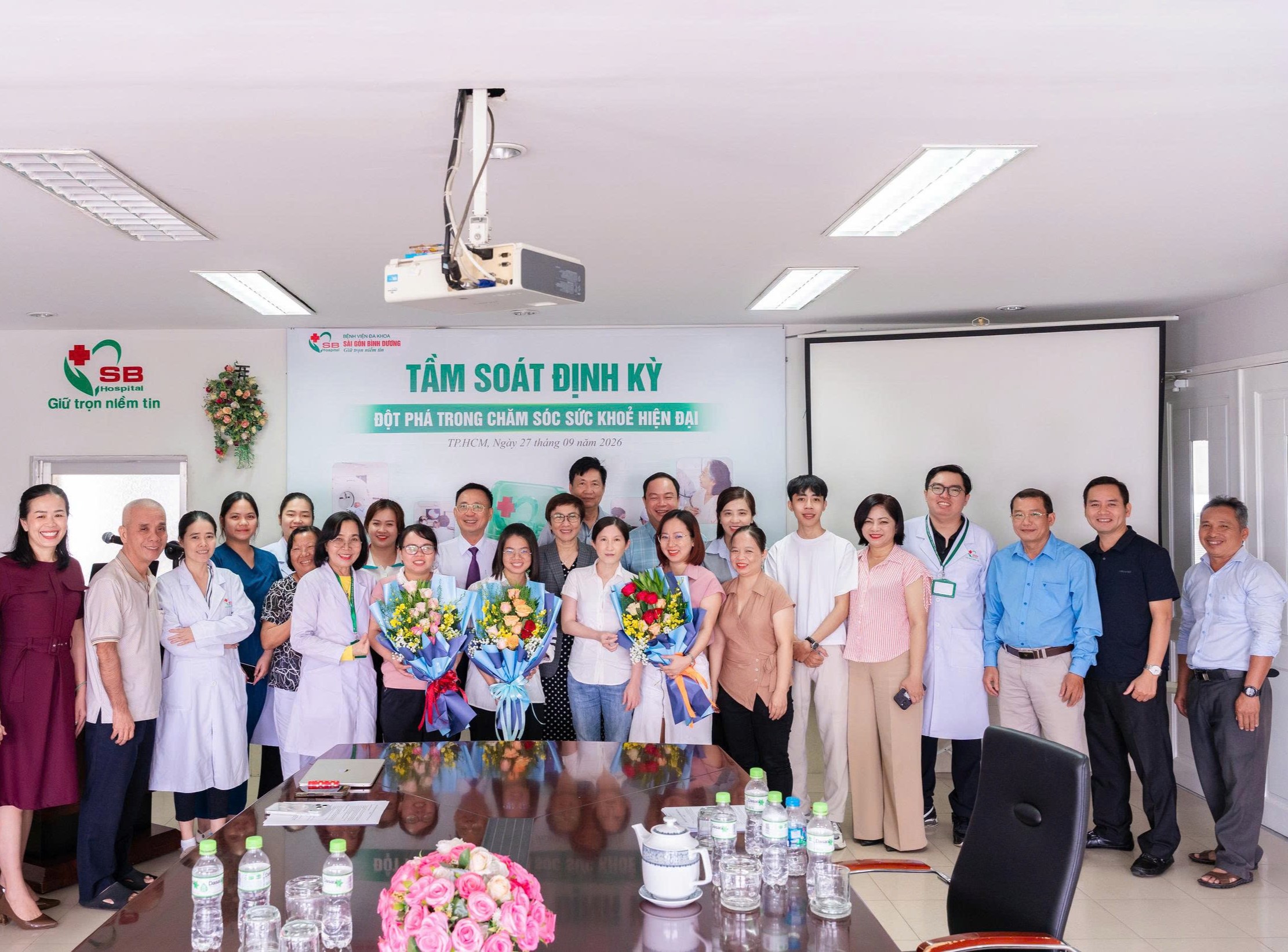 tap-the-benh-vien-chup-anh-luu-niem-tai-buoi-sinh-hoat-chuyen-de-tam-soat.jpg